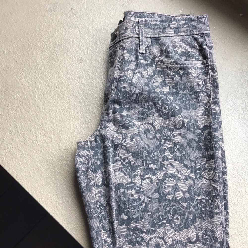 Pair of Skinny JOE‘S Jeans in Size 31 💕